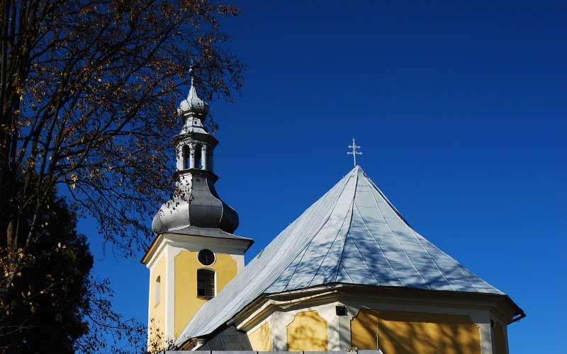 Kolorowe kamienice przy rynku z widokiem na góry w tle
